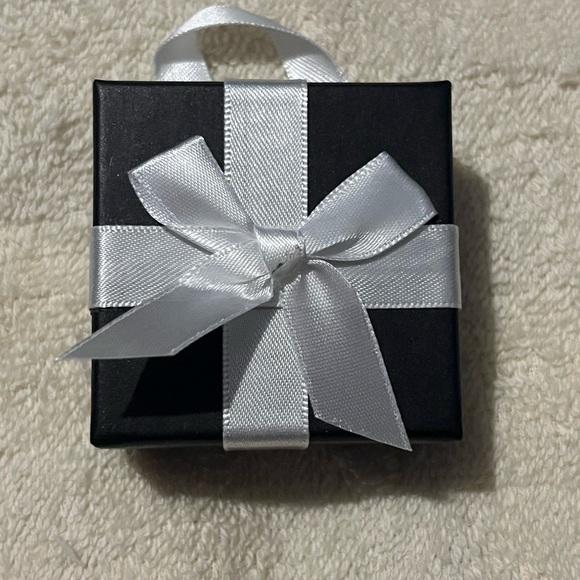 COPY - COPY - Elegant Black Gift Box with White Ribbon and a nice pair of stud … - Picture 2 of 3